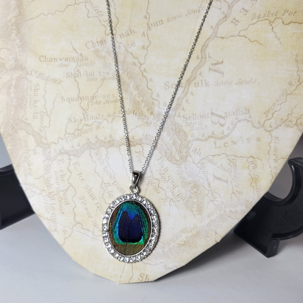 Peacock feather pendant on silvertone chain - Picture 5 of 5